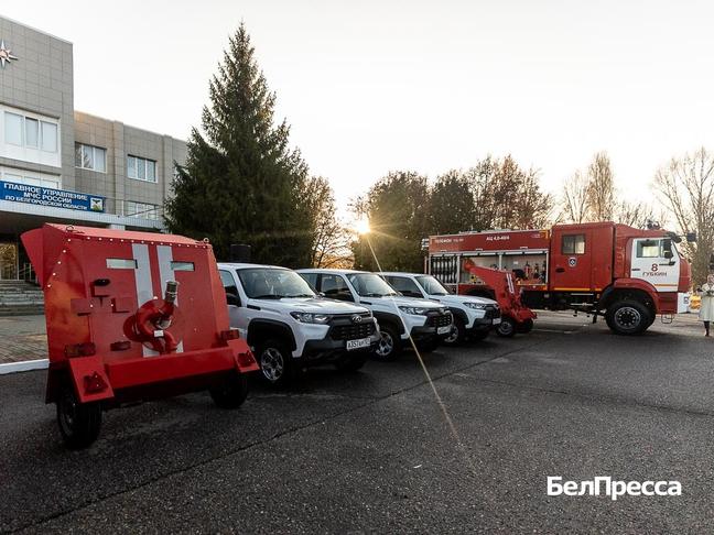 Вячеслав Гладков вручил ключи от новых спецмашин белгородским пожарным - Изображение 1