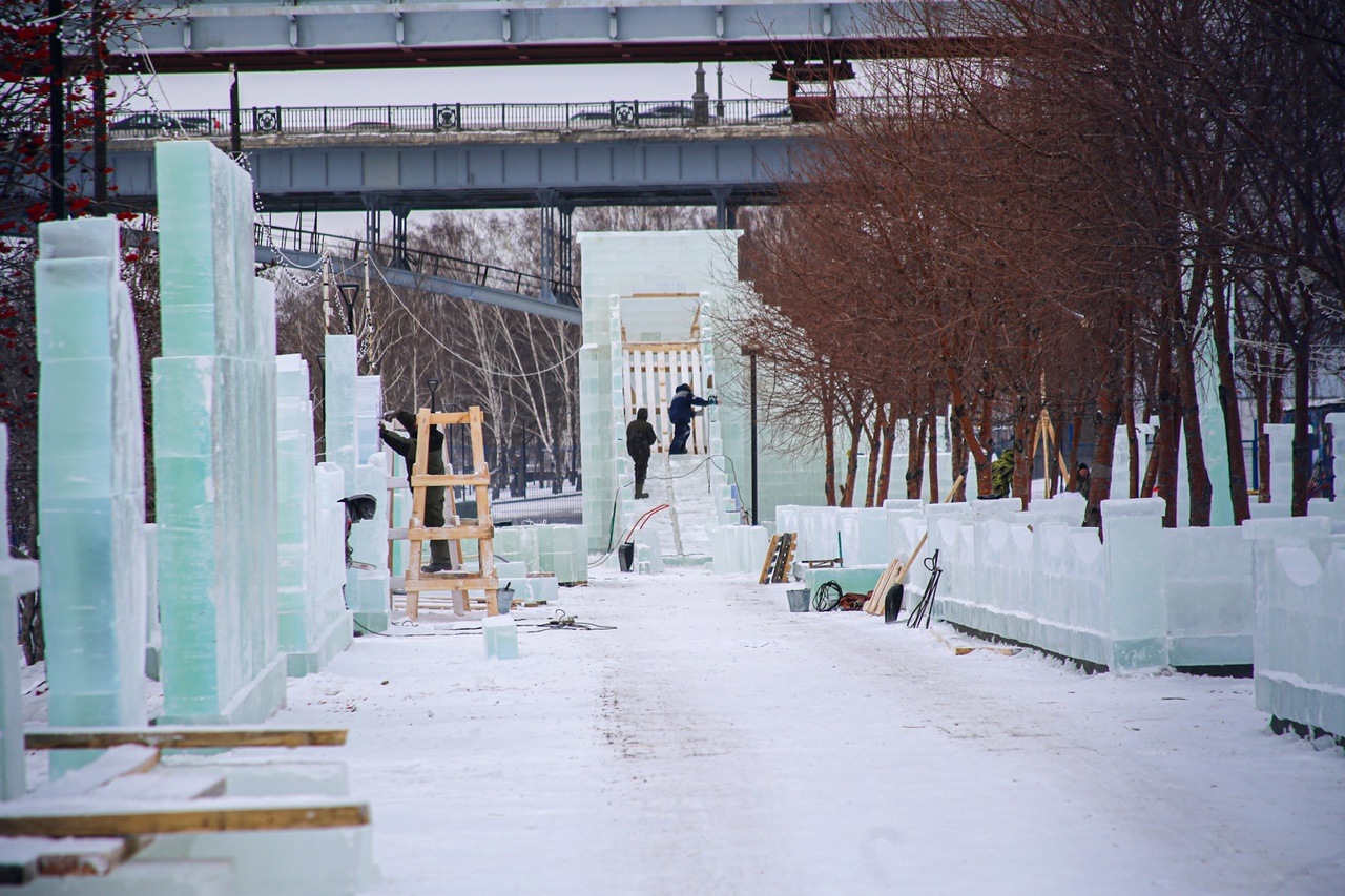 ледовый городок на набережной в новосибирске