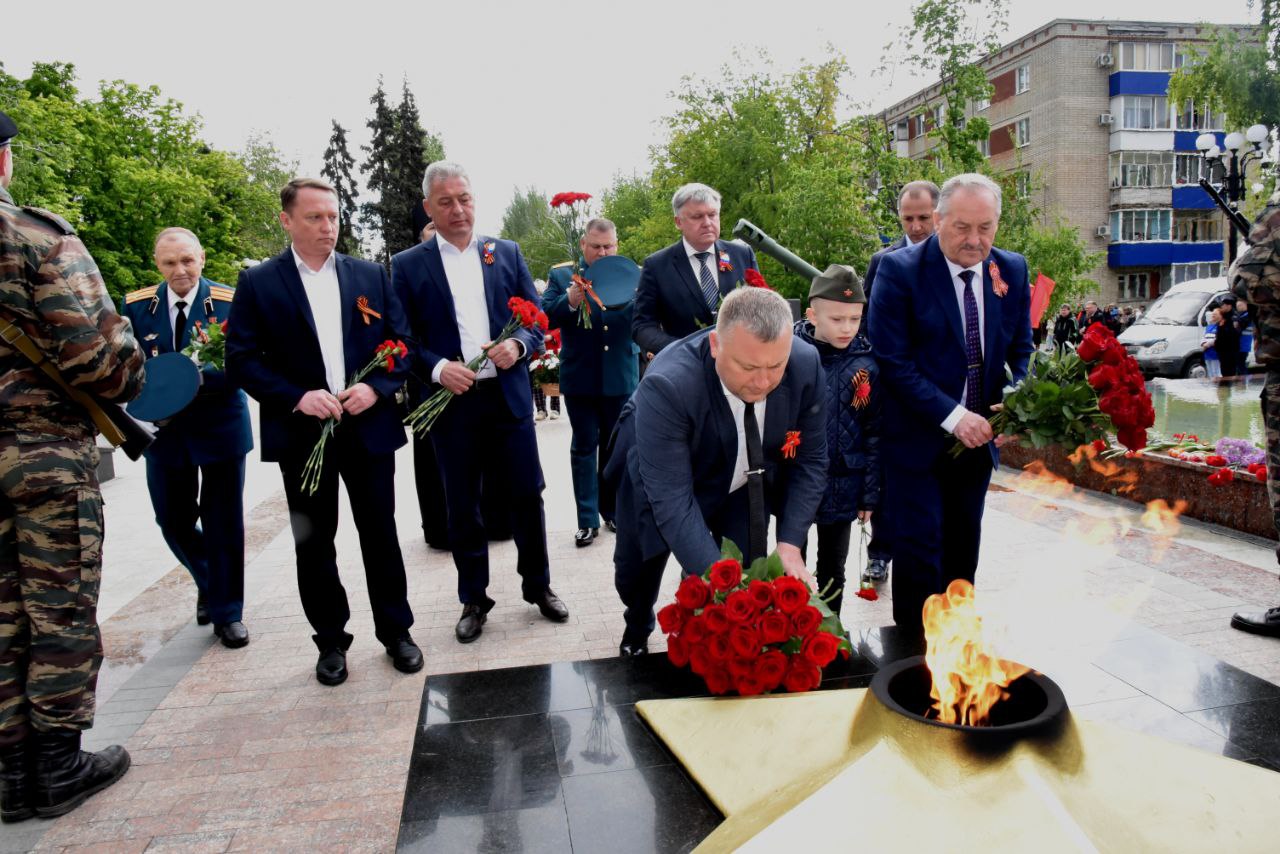 В Балакове состоялось возложение цветов к Обелиску памяти балаковцам, погибшим в годы Великой Отечественной войны