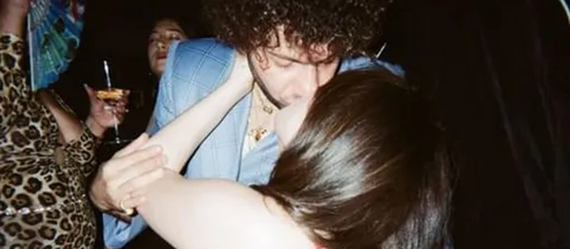 Обняла бойфренда за шею и поцеловала в губы: Селена Гомес выложила романтичное фото