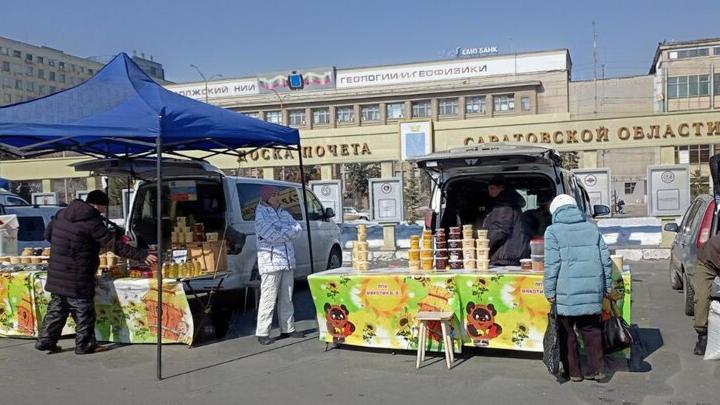 ярмока выходнного дня в чувашия. ярмарка на саратовской площади. будет ли ярмарка на театральной. ярмарка на театральной саратов. ярмарка на площади в гор саратове.