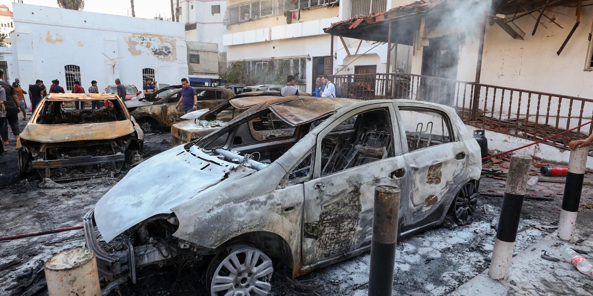 Поврежденные автомобили после удара по больнице Аль-Ахли Аль-Маадани - ИноСМИ, 1920, 04.10.2024