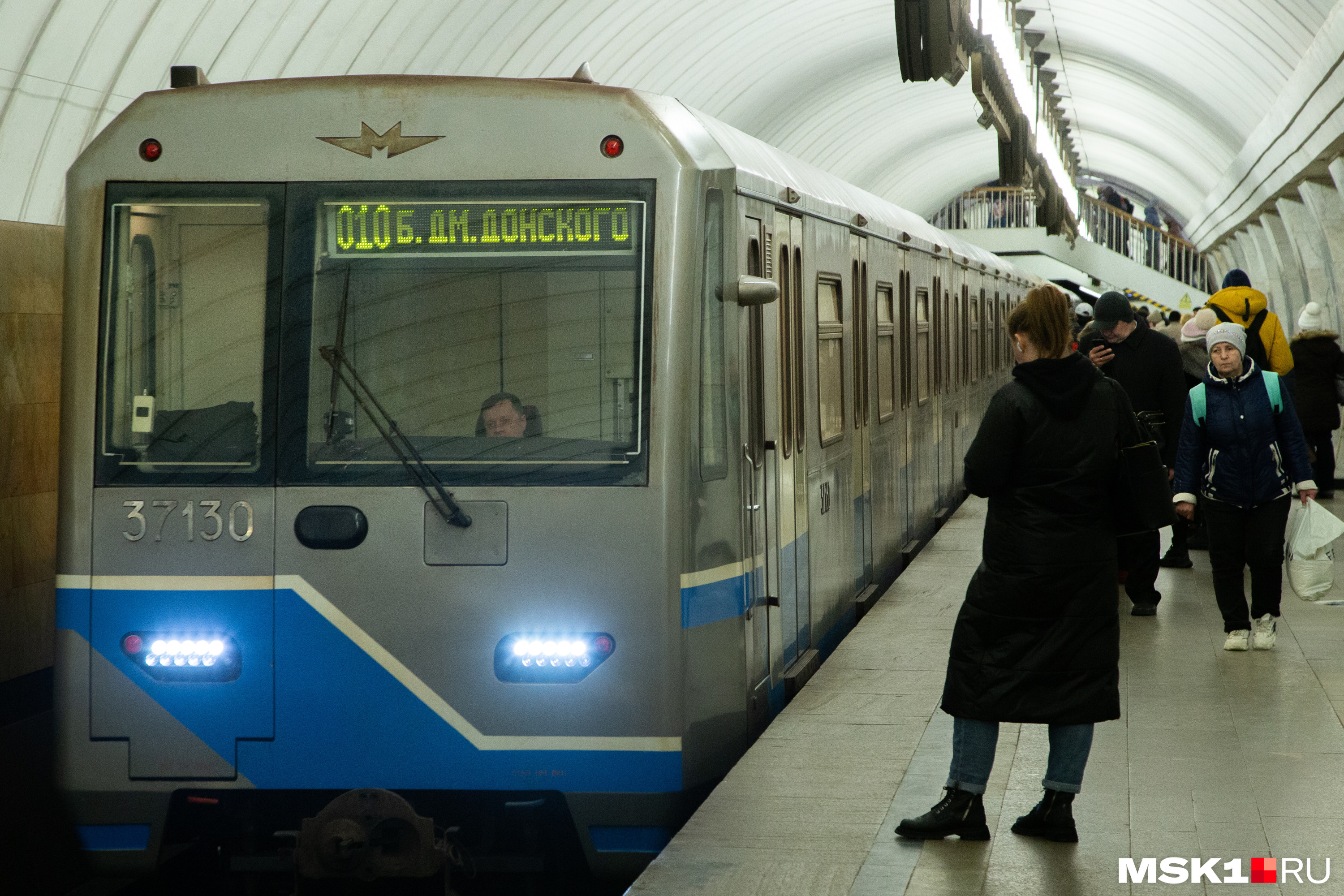 Есть на серой ветке. Поезд метро. Поезда на зеленой ветке. Люди в метро. Прибывает поезд в метро.