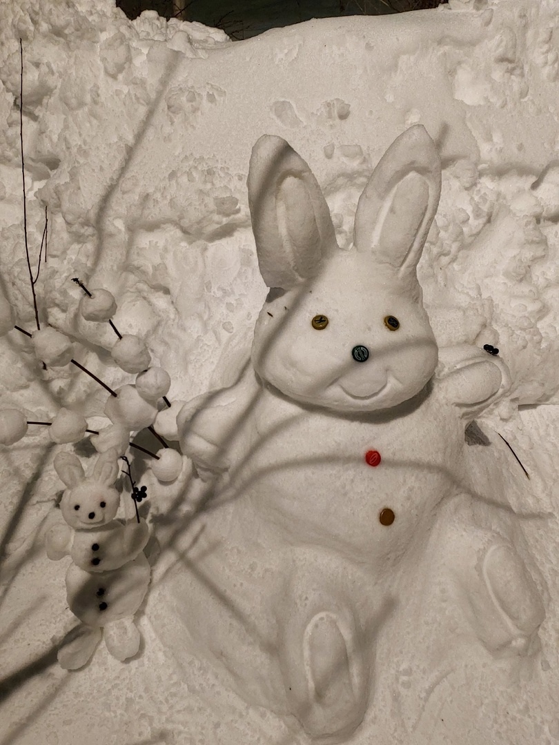 Поделки из снега. Снежная фигура зайца. Заяц из снега. Фигурка зайца из снега. Как слепить из снега зайца.