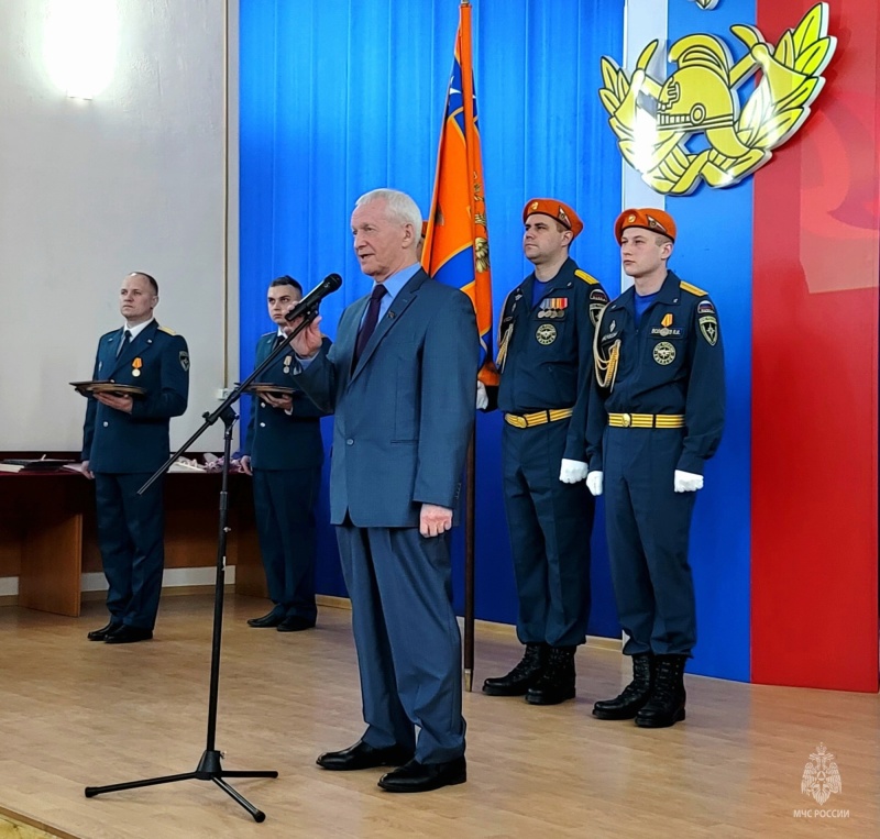 Смоленских спасателей поздравили с профессиональным праздником