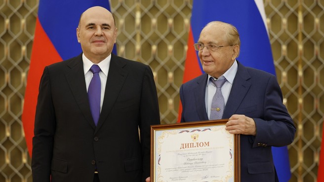 Михаил Мишустин вручил премии Правительства в области науки и техники. С ректором Московского государственного университета имени М.В.Ломоносова, доктором физико-математических наук, профессором, академиком РАН Виктором Антоновичем Садовничим