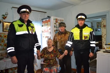 Фото: Мэр Юрги поблагодарил полицейских, которые спасли пожилых людей при пожаре 1