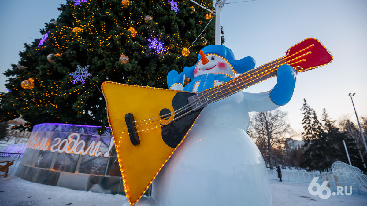 На Плотинке открыли новогодний ледовый городок. Посмотрите, как он менялся последние 10 лет