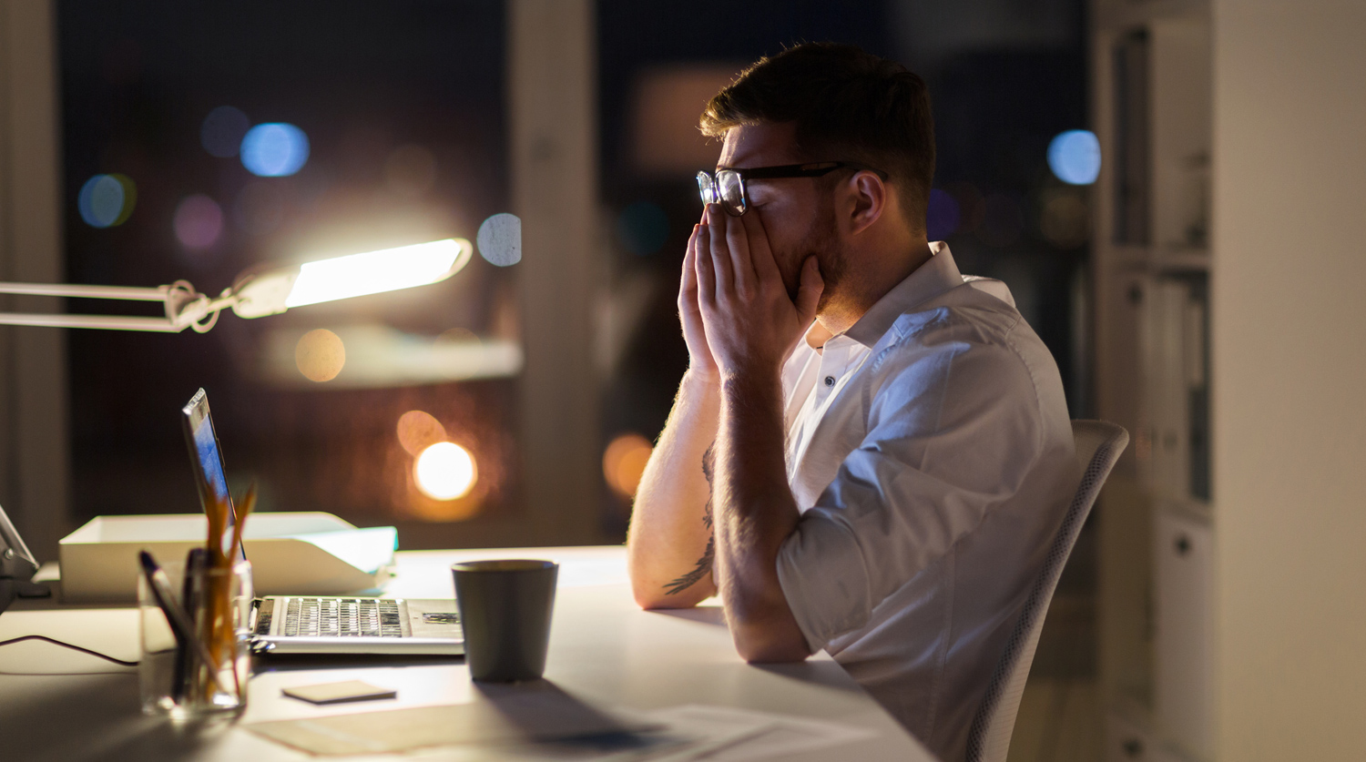 Слесарь строительных машин. Менеджер работает. Человек зам компьютером. Склад интернет магазина. Мегафон запустил решение для организации корпоративной телефонии.