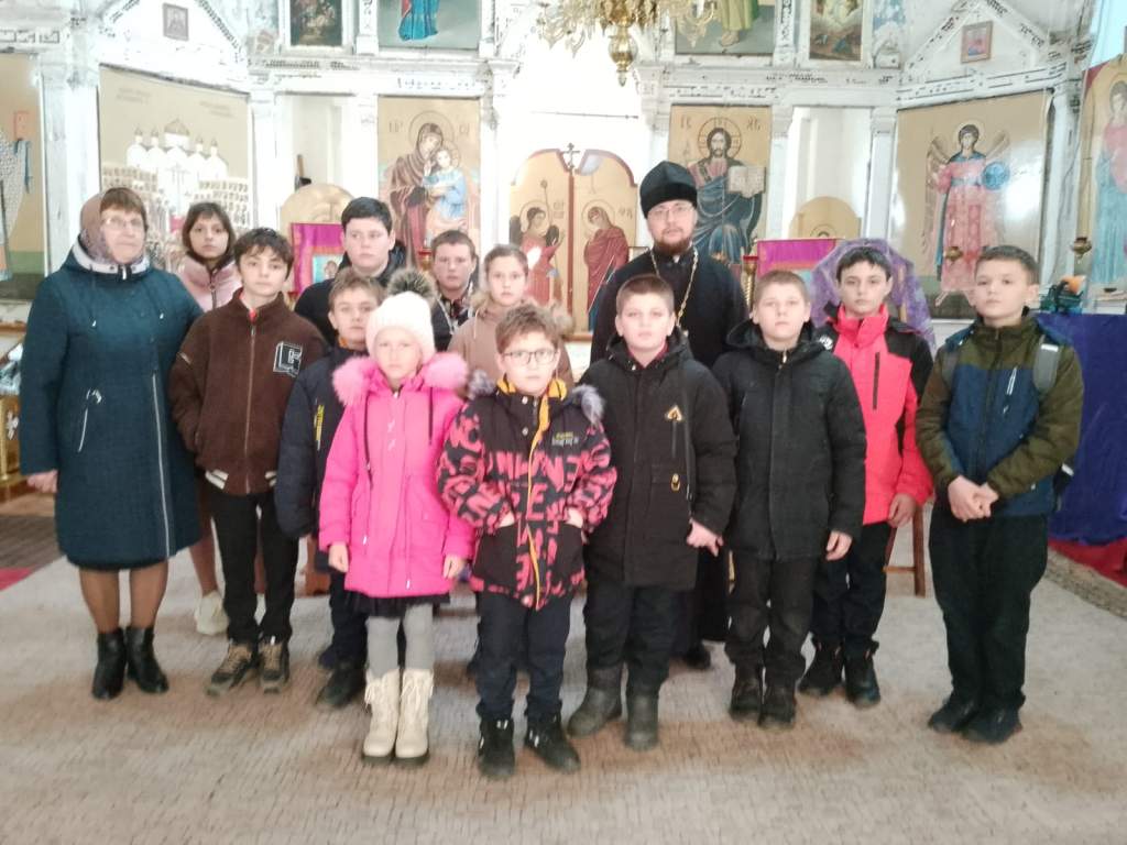 Учащиеся Нижне-Ольховской школы побывали на экскурсии в храме Архистратига Михаила