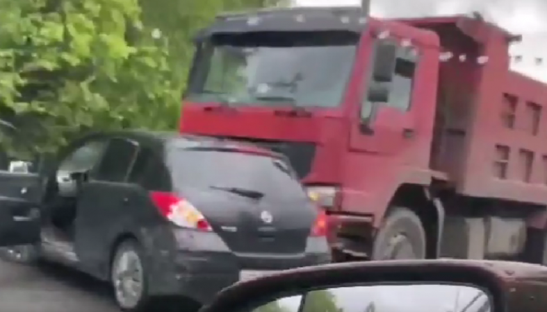 Ехал по встречке и попал в дтп с машиной выезжающей из дворов