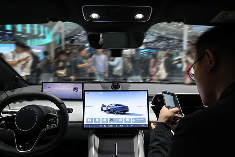 «Автомобиль будет все больше страховать человека от ошибок. По сути, водитель в пассажира превращается. И, наверное, в какой-то момент автомобили без людей начнут ездить»