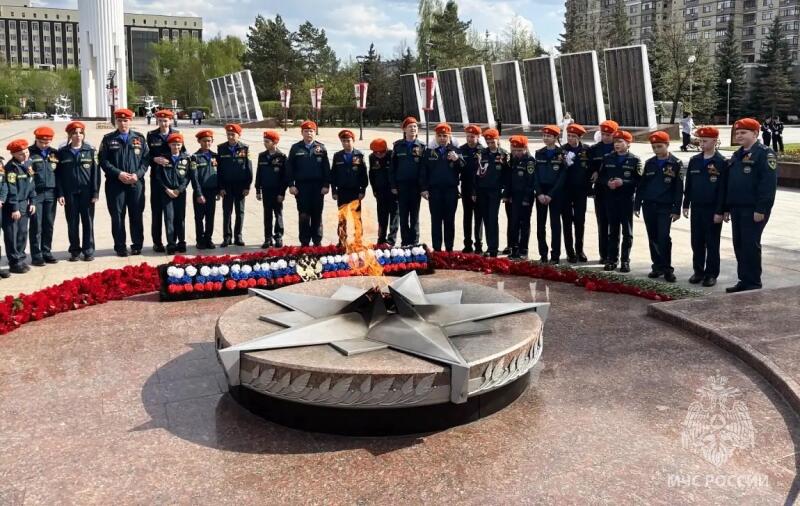 Кадеты МЧС России из МАОУ СОШ № 48 города Тюмени имени Героя Советского Союза Дмитрия Михайловича Карбышева возложили цветы к Вечному огню.