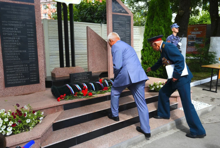 В специальном моторизованном полку Росгвардии открыли памятник воинам, павшим при исполнении воинского долга