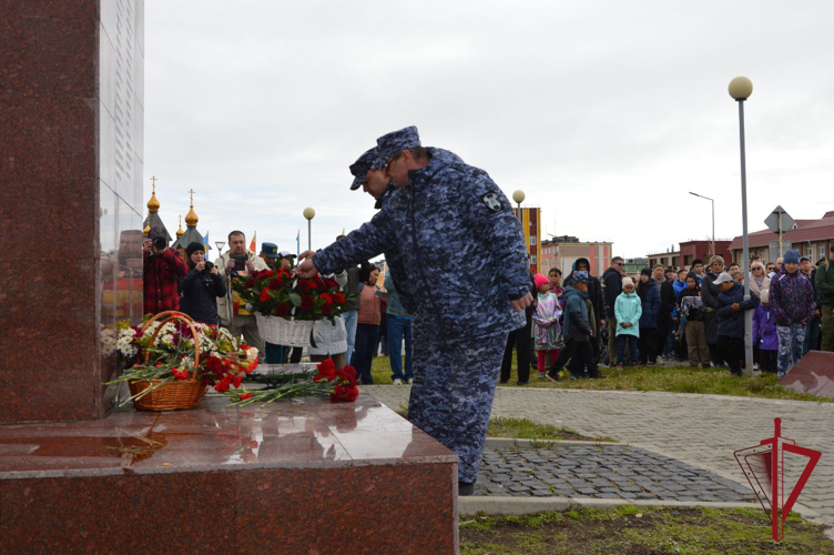 В столице Чукотки росгвардейцы в День Памяти и Скорби возложили цветы к мемориалу