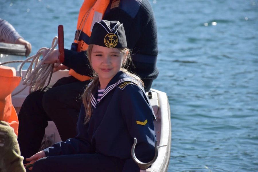 Воспитанники севастопольской детской морской флотилии почтили память моряков-черноморцев