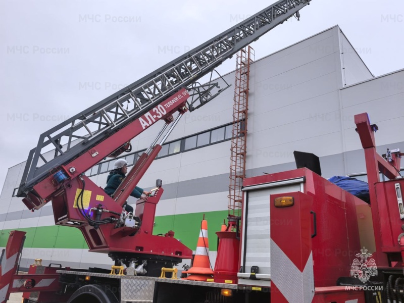 На одном из промышленных объектов города Ростова Великого прошли пожарно-тактические учения