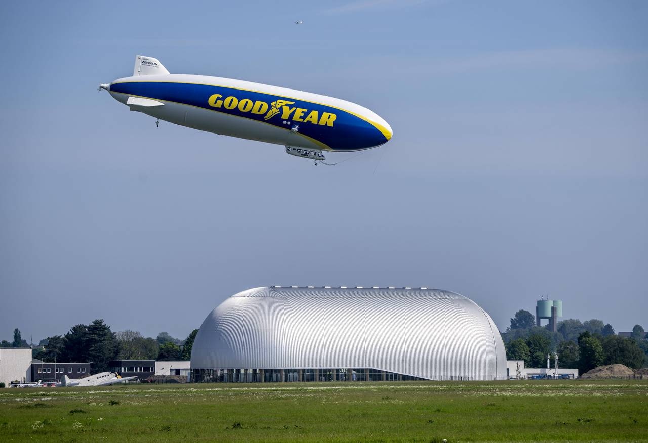 Дирижабль Zeppelin NT, базирующийся в аэропорту Эссена, выполняет обзорные полёты.