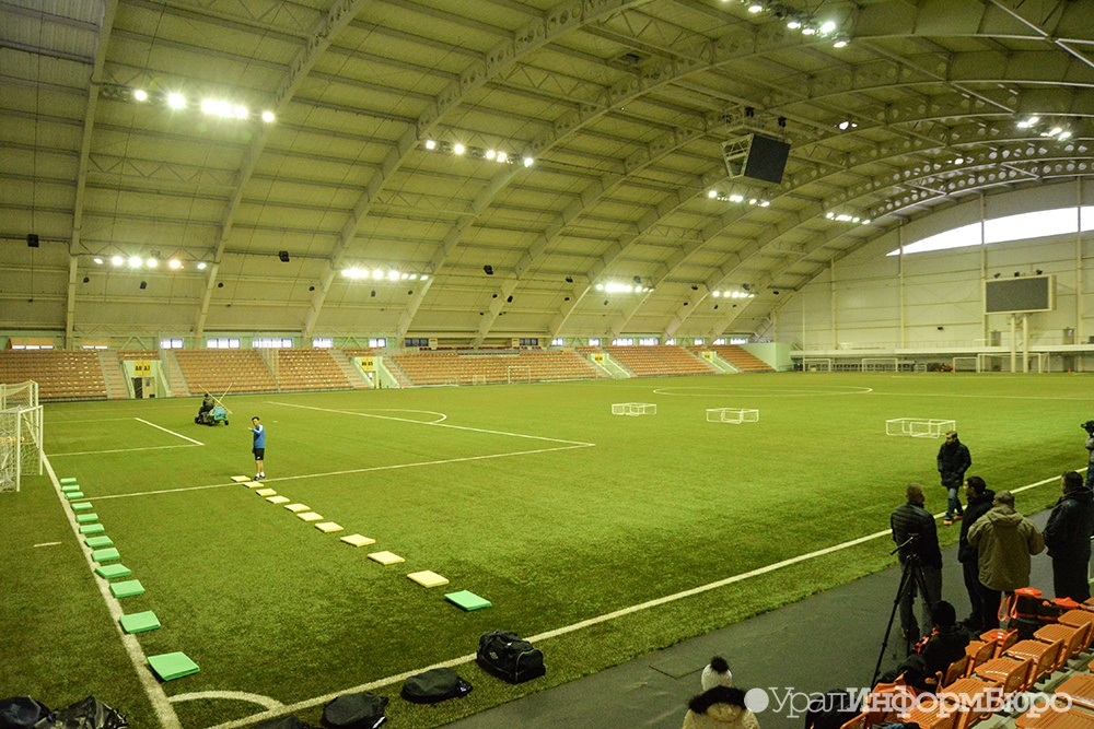 Бадминтон сокольники. Манеж урал. Манеж уралмаш. Ральф арена футбольный манеж. Зимний манеж уралмаш екатеринбург.