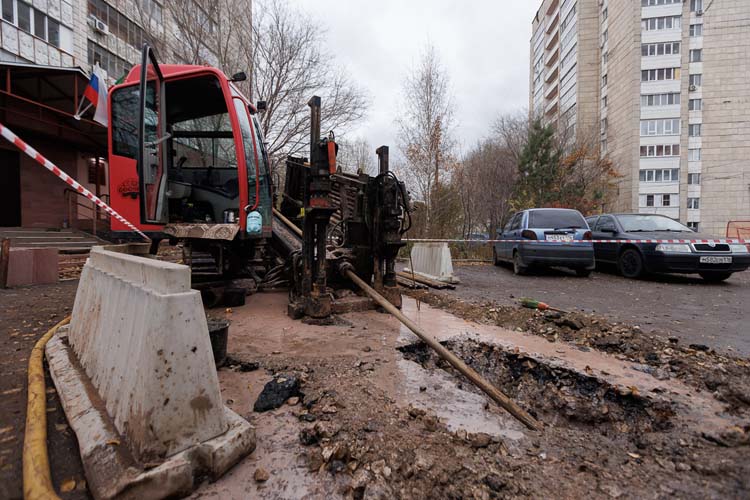 Проблему в домах купировали установкой обратных клапанов, усилением труб, а водоканал поставил перекачивающую станцию и пустил канализацию в обход поврежденного участка