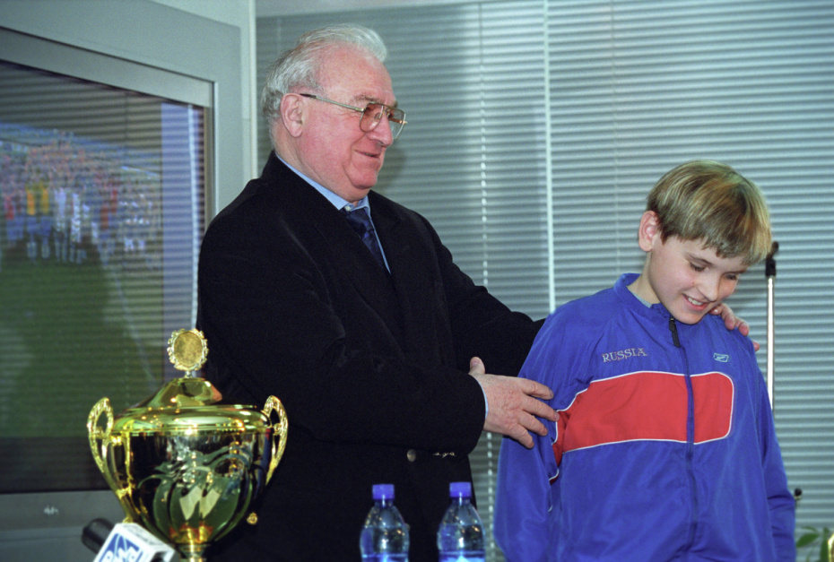 Никита Симонян и юный футболист Андрей Миронов