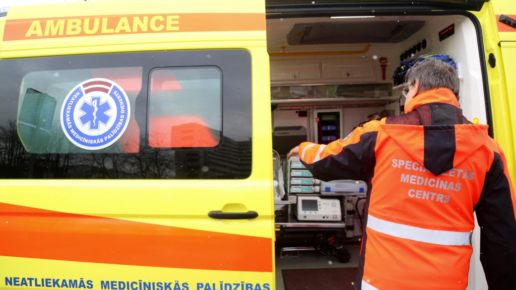 В Цесисском крае грузовик смертельно травмировал пешехода