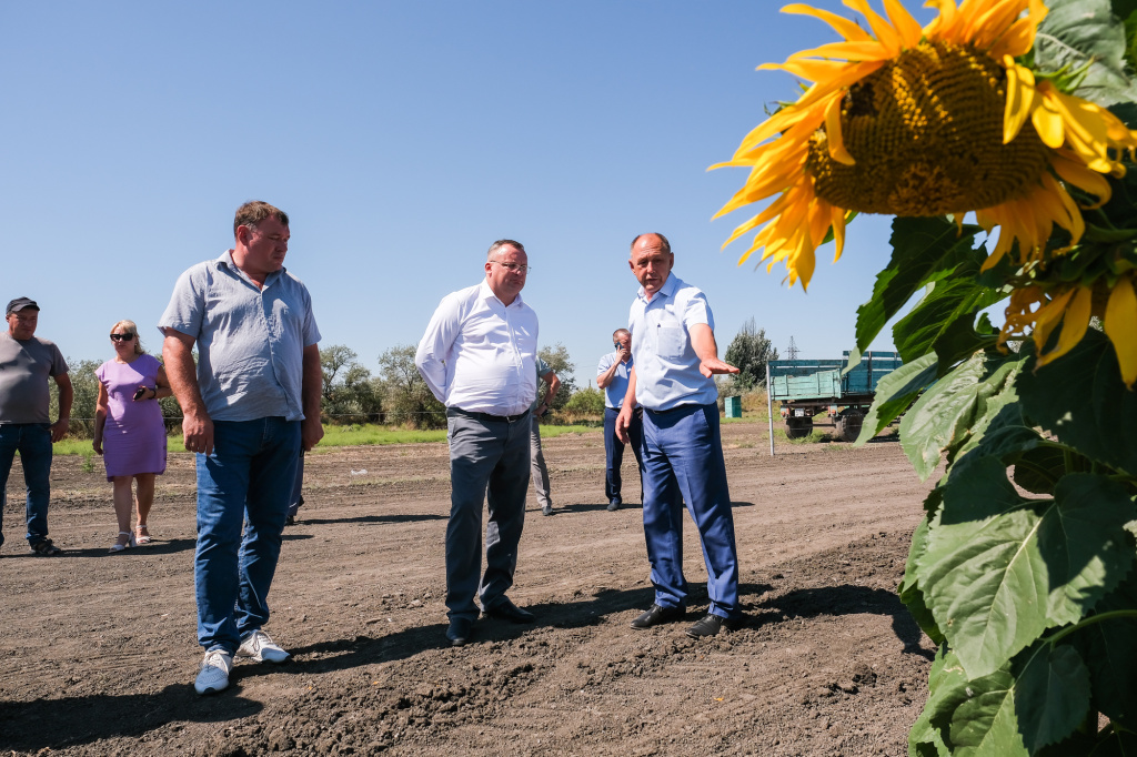 Игорь Мартынов оценил успехи сельского хозяйства в Камызякском районе