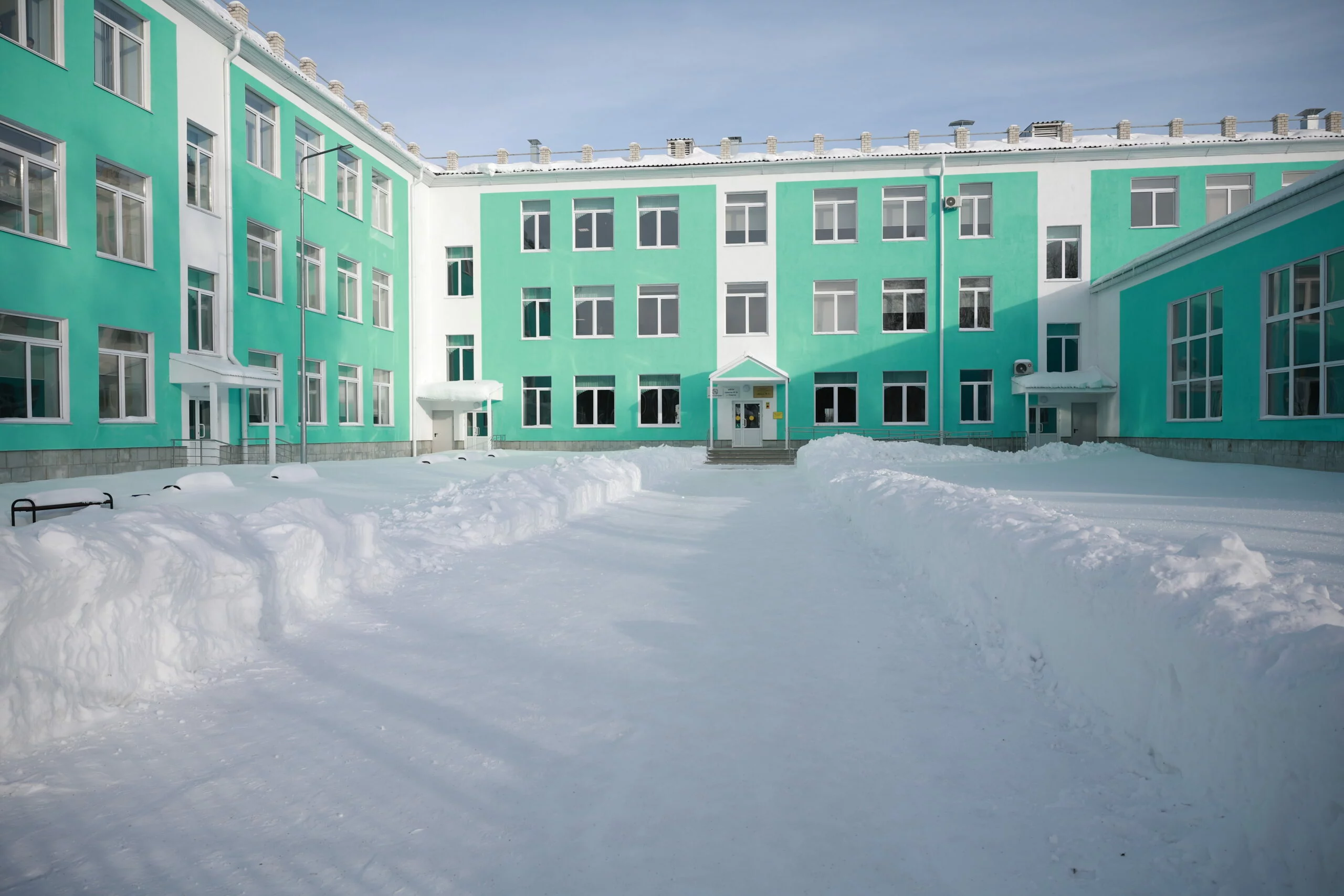 Ускорить ремонтные работы в районной больнице Пласта поручил губернатор Текслер 