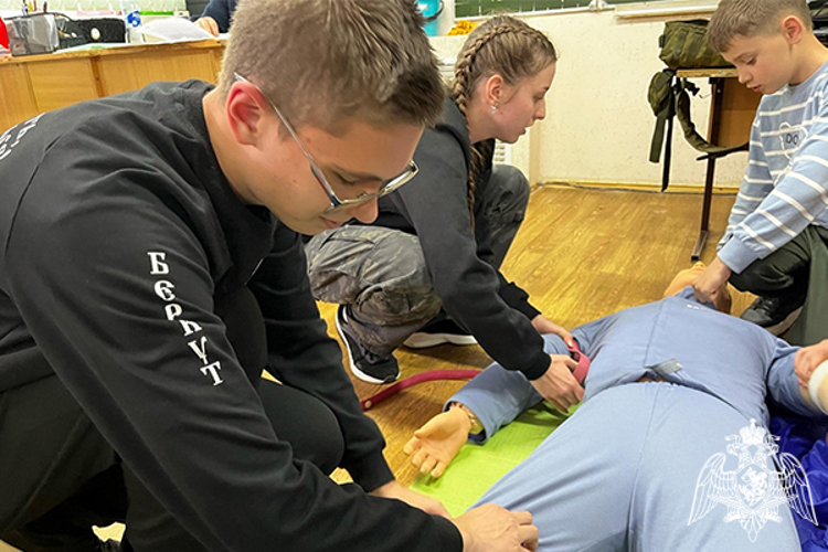 Под руководством сотрудника Росгвардии юнармейцы успешно сдали юнармейский норматив в Пятигорске