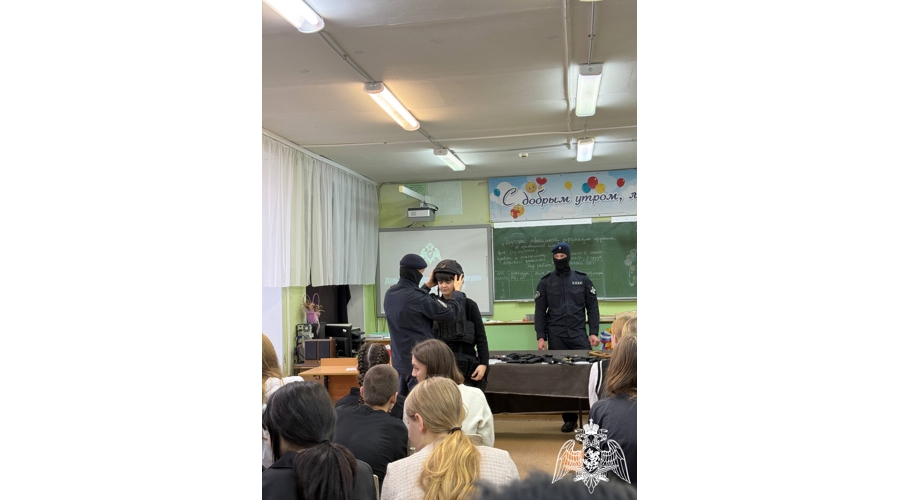 Учащиеся старшего звена ивановской школы № 18 узнали об особенностях службы в Росгвардии