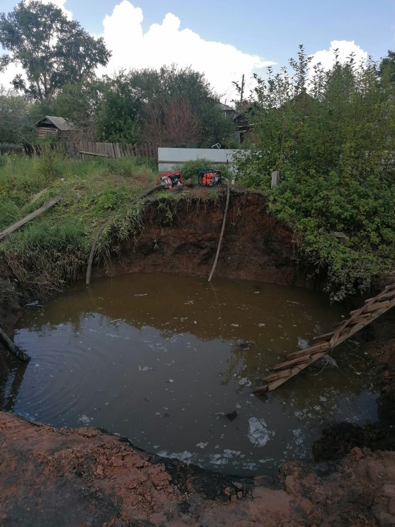 Воду стараются откачивать, но пока ее слишком много