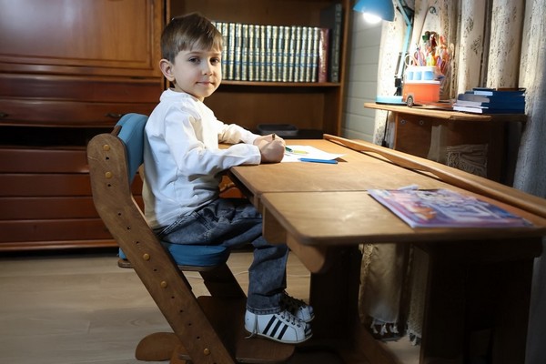 Сыну настоятеля храма в Андреевке собирают деньги на новую инвалидную коляску