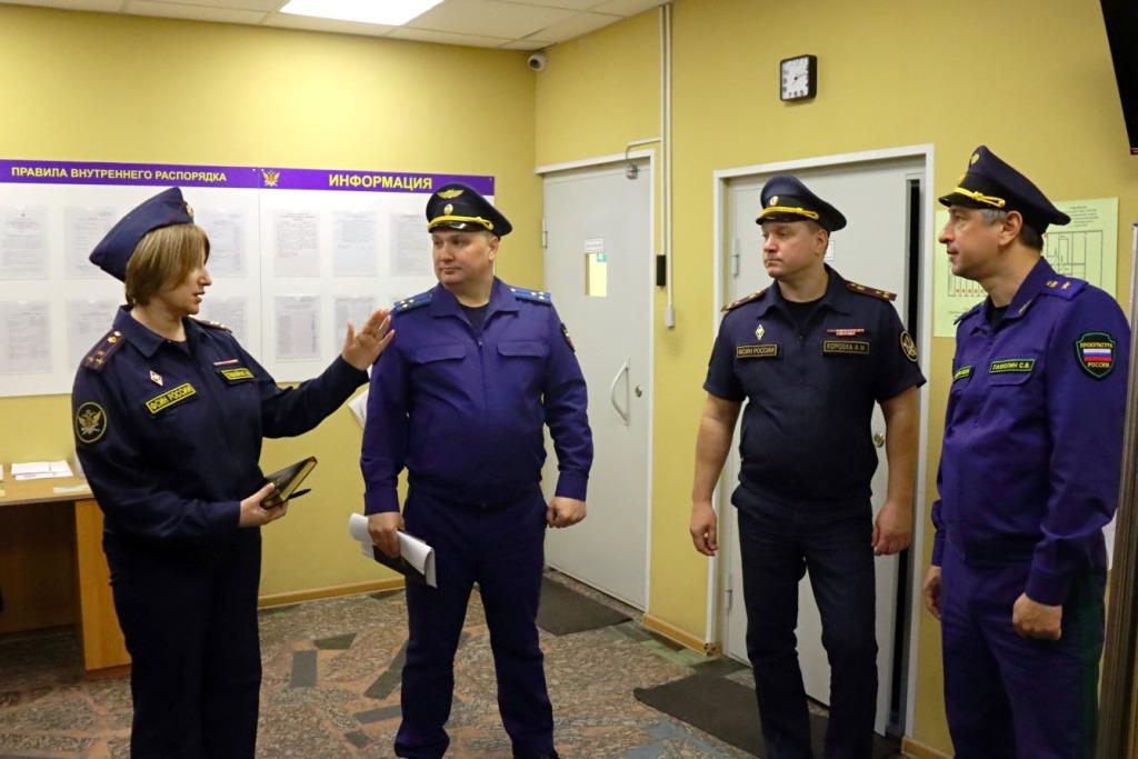 Прокурор Мурманской области и представители общественности посетили исправительный центр в Мурманске