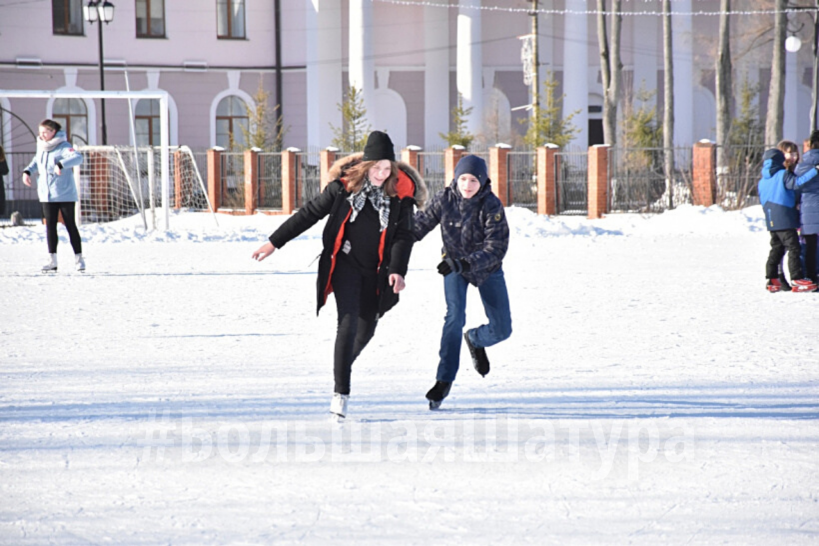 На 2 недели в шатуре. Каток в Шатуре. Каток Рошаль. Парк Рошаль зима. Открытие катка в Рошале.