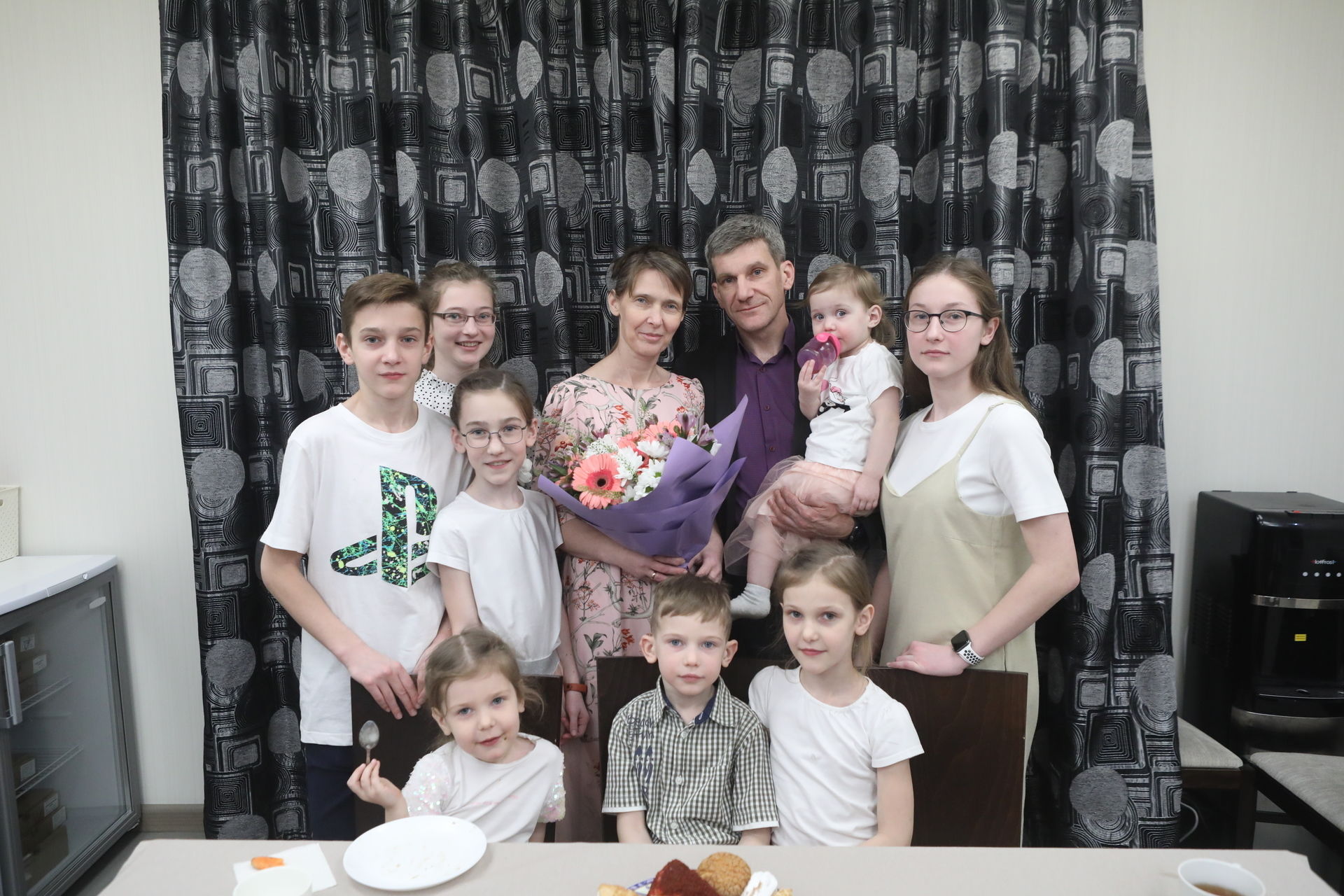 Выплаты многодетным семьям в санкт петербурге. Санкт-Петербург многодетная семья. Дом для многодетной семьи. Многодетная семья Тепляковых. Многодетные семьи в России.