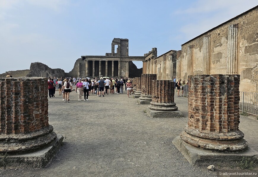 Помпеи - уникальный «снимок» древнеримской жизни, застывшей на момент погребения этого города под пеплом от извержения Везувия.