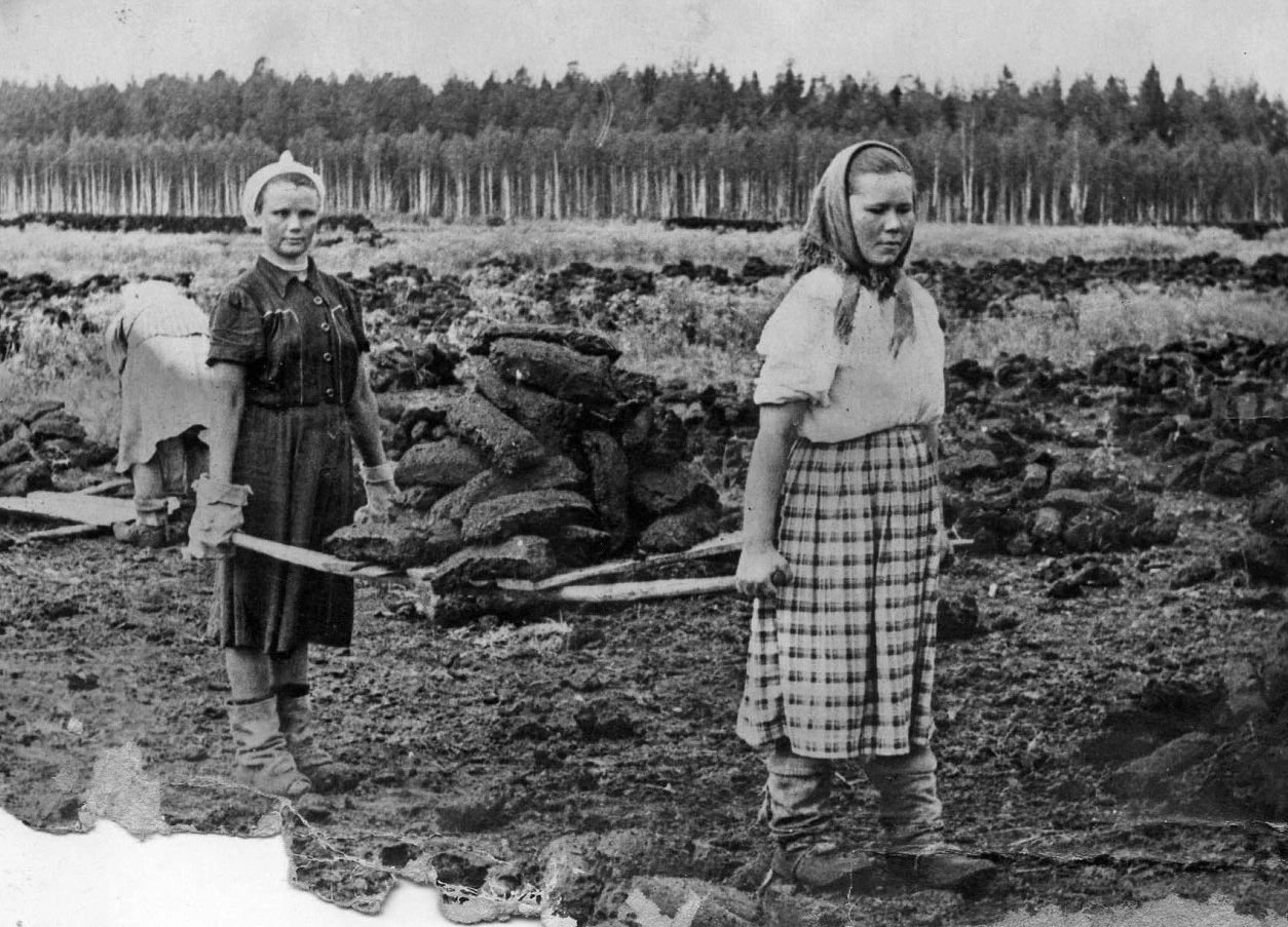Девушки на разработке торфа. Центральные районы СССР. 1948 год