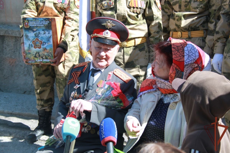 Акция Росгвардии «Парад у дома ветерана» продолжается в Новосибирске