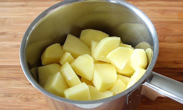 Картошку в холодную или кипящую воду