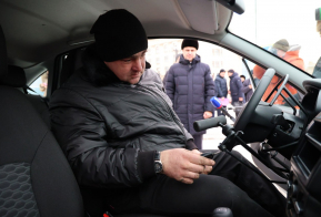 В Хабаровском крае автошколе ДОСААФ России передали автомобиль с ручным управлением для ветеранов СВО