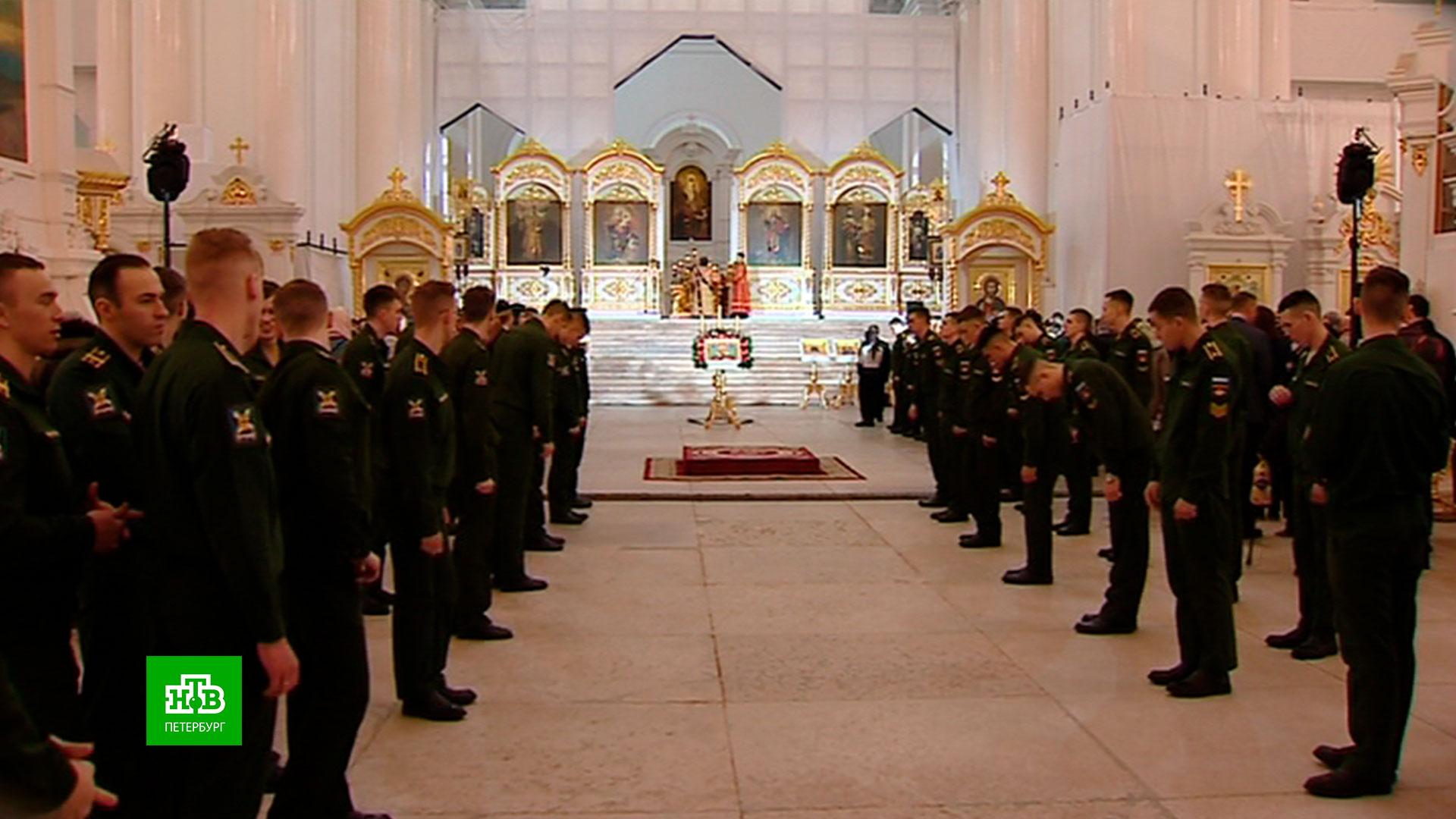 Святая мученица татиана в смольном соборе. Пасхальное богослужение в петропавловском соборе в спб. Батюшки в смольном соборе поют отче наш. Смольный собор литургия 2020 спб епархия. Воскресенский смольный собор православный храм настоятель.