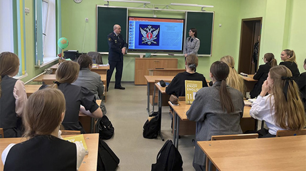 Сотрудники стародубской колонии провели для брянских школьников уроки мужества и профориентации