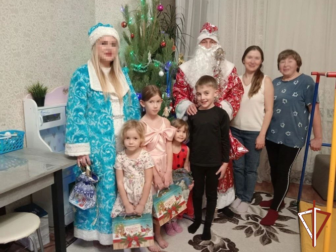 В Югре Дед Мороз специального назначения Росгвардии навестил семьи коллег