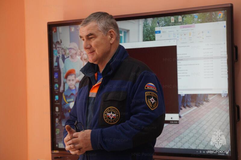 В гости к первоклассникам сотрудники МЧС ЕАО провели урок безопасности