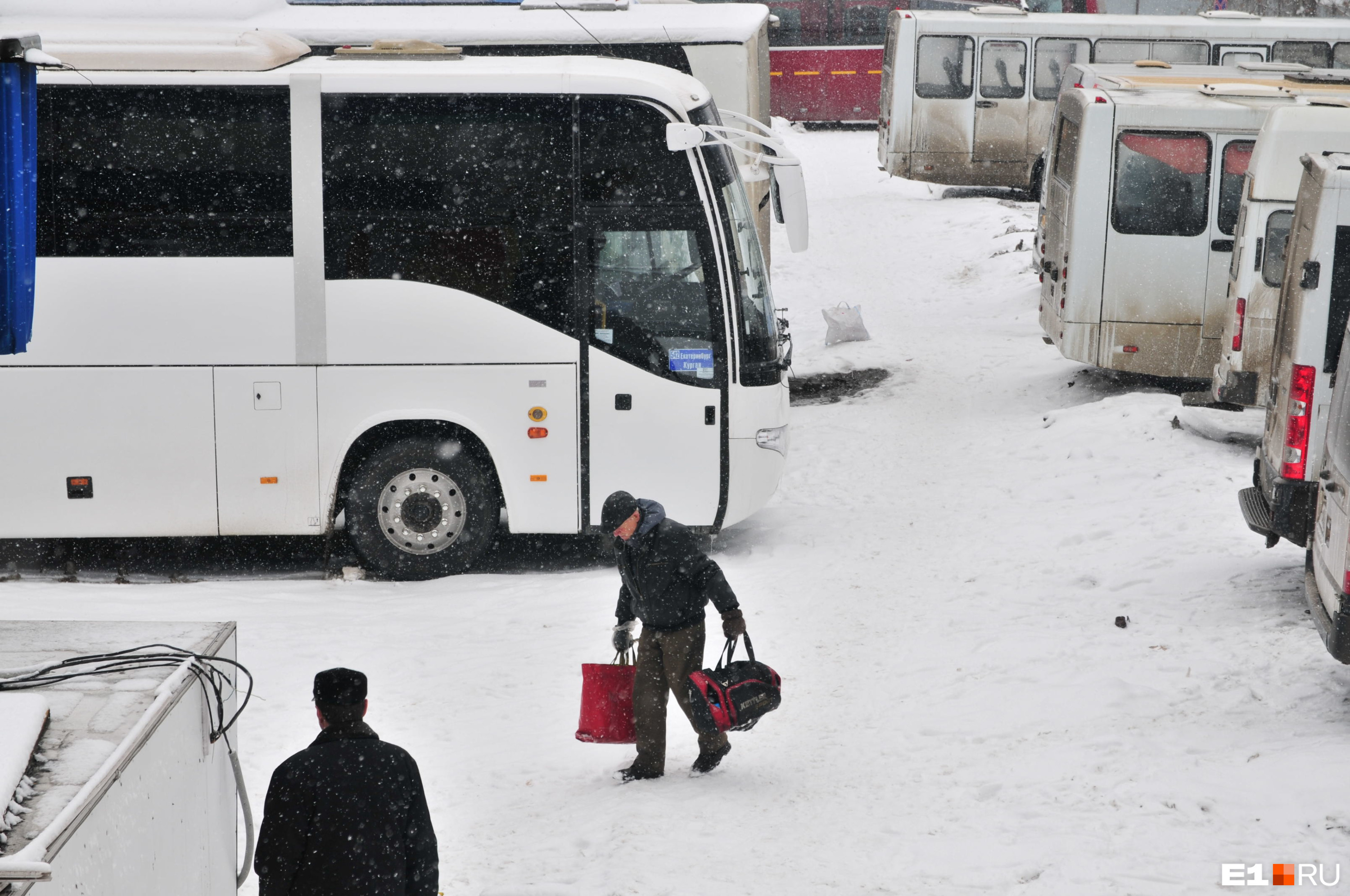 Из за погоды отменены рейсы. Транспорт зимой. Отменить автобусы. Автобус в Мороз. ДТП автобус Екатеринбург.