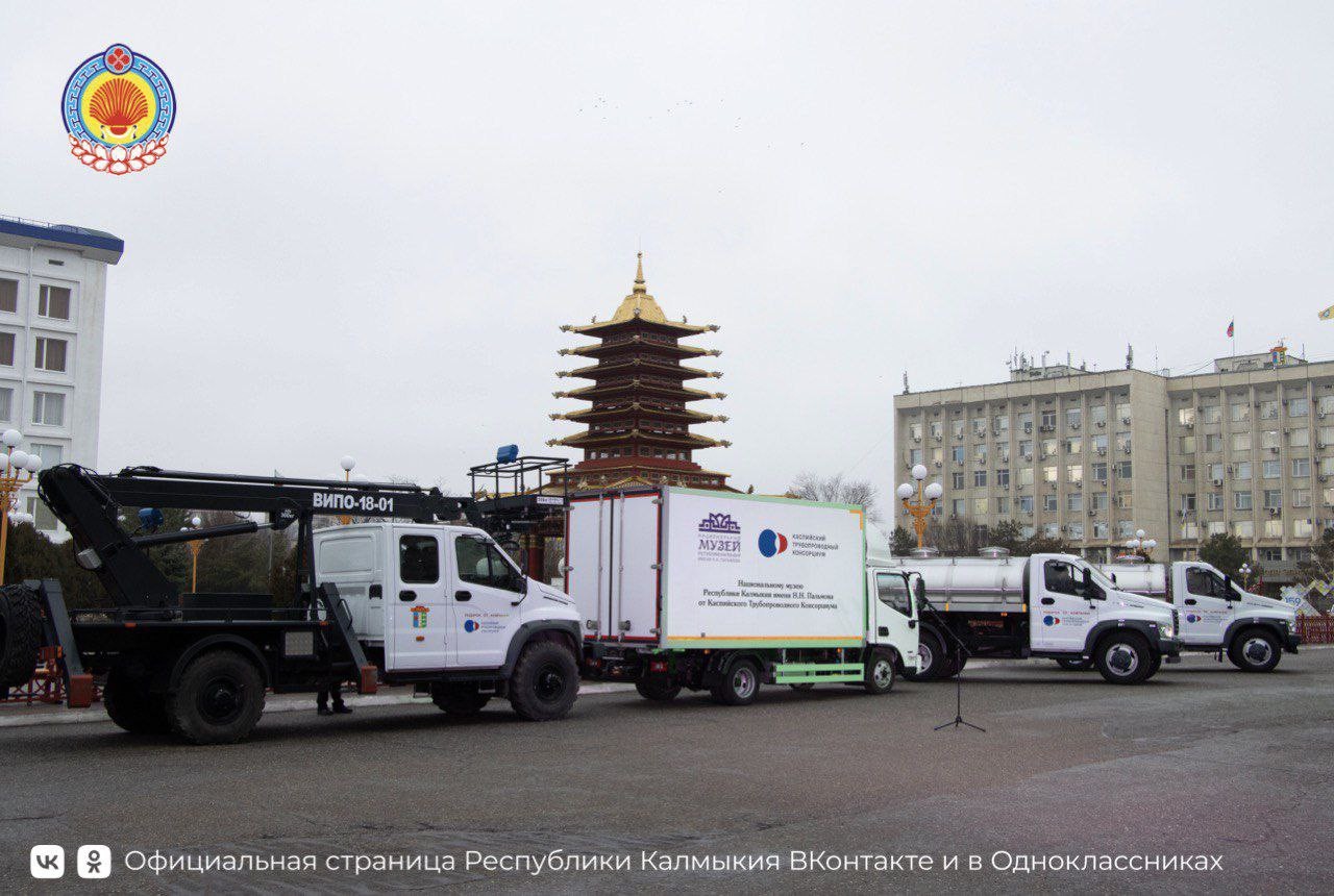 В Элисте прошла торжественная церемония передачи спецтехники учреждениям Калмыкии