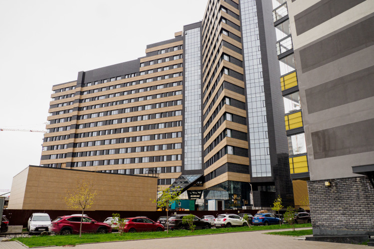 «Бывает, из «Рубина» приходят в Millenium clinic, из «Ак Барса», других клубов. Проверяют во время УМО работу сердечно-сосудистой системы, делают УЗИ сердца, внутренних органов, щитовидной железы, анализы по списку, проводятся осмотры узких специалистов — все по регламенту минздрава России. Добавить какие-то исследования можно, убавить нельзя»