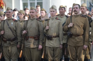 Впервые в Челябинске состоялась историческая реконструкция отправки на фронт добровольцев-танкистов