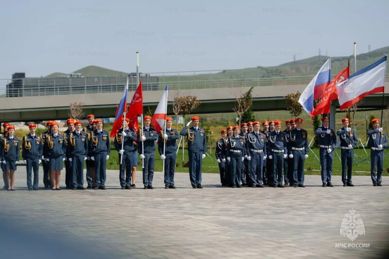 МЧС России провели парад наследников Победы в Тавриде