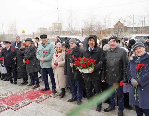 В День Учителя возложили цветы памятнику Михаилу Алексееву 